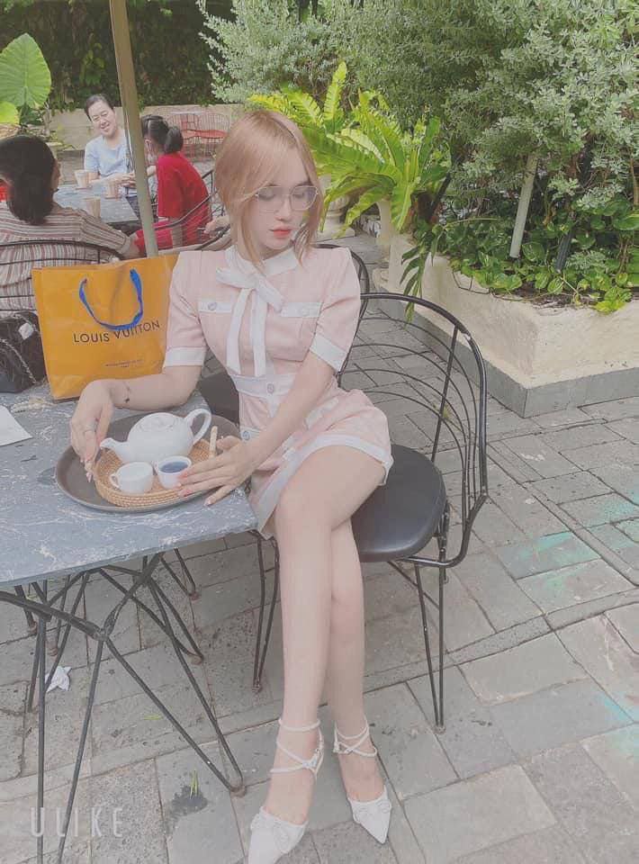 ?? [Không kiểm duyệt] Anh ơi~ Của anh to thế?? Em cảm thấy rất tuyệt khi anh liếm nó, em yêu anh rất nhiều~ Anh mút ngực em~ Đau quá~ Em đã quan hệ với anh lâu như vậy rồi, anh trai, anh có chịu để em đau khổ không?? Này, to quá~ Đến đây nào, xuất tinh~