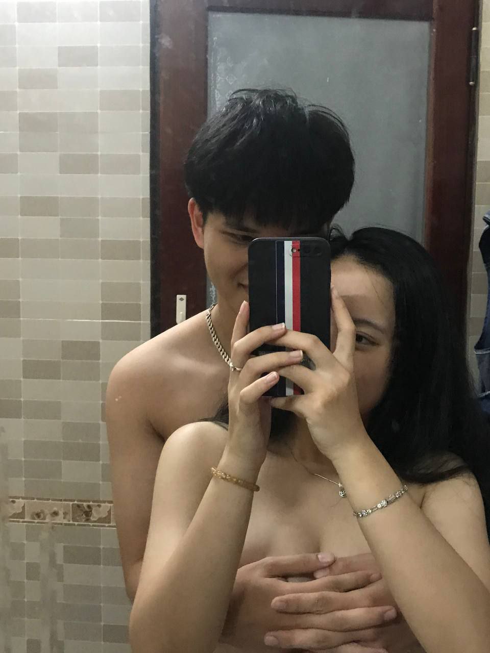 Cô ấy có một chút mỡ bụng và là người khá trầm tính. Ai có thể không yêu bộ ngực như thế này?